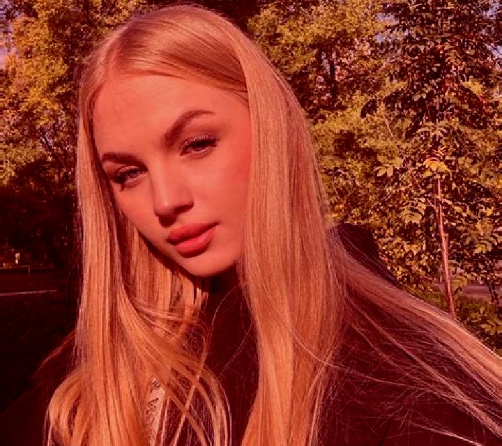 Julia 3 Tias escort