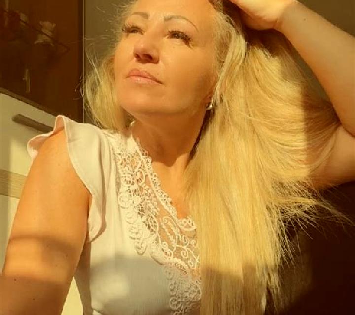 Julia Benillup escort