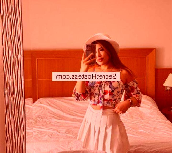 Nora Sondika escort